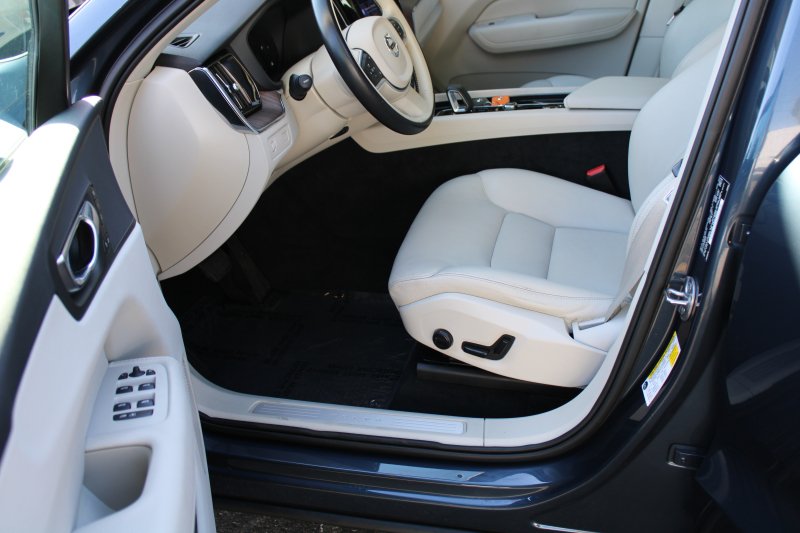 Used 2022 Volvo XC60 B5 Momentum FWD image 10