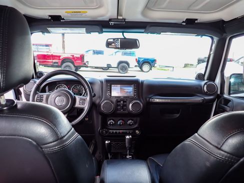 Used 2013 Jeep Wrangler Unlimited Sahara image 23