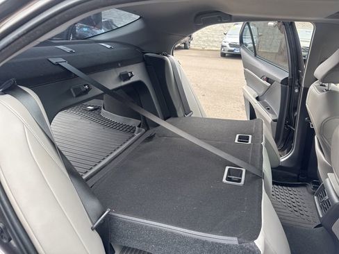 Used 2023 Toyota Camry SE image 18