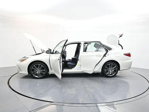 Used 2016 Toyota Camry SE image 38