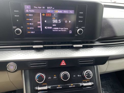 Used 2022 Kia Carnival LX FWD image 11