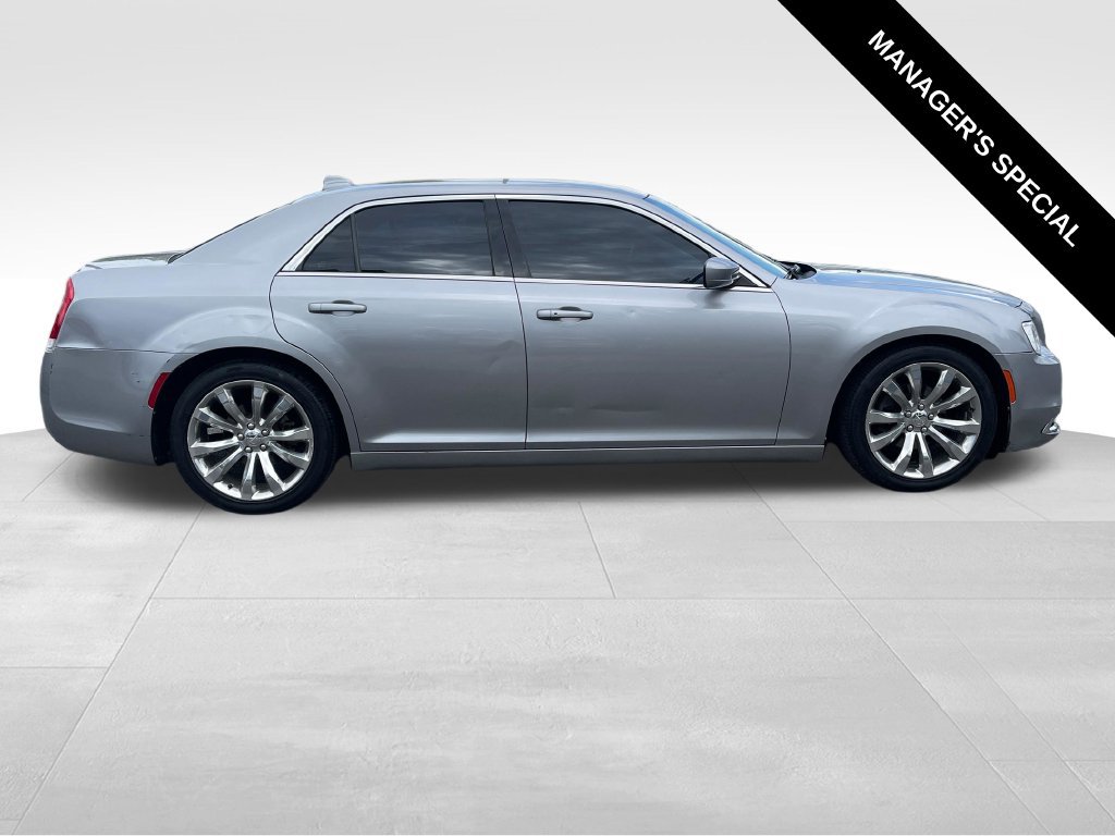 Used 2017 Chrysler 300 Limited RWD image 8