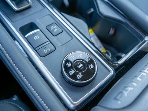 Certified 2025 Nissan Pathfinder SL image 33