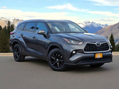 Used 2022 Toyota Highlander XLE image 2