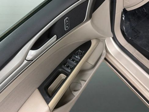 Used 2019 Ford Fusion SE FWD image 17