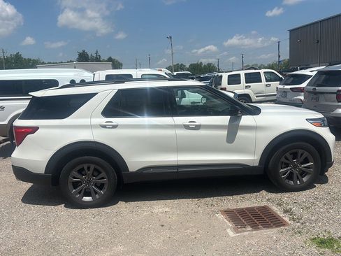 Used 2023 Ford Explorer XLT w/ Equipment Group 202A AWD/4WD image 5