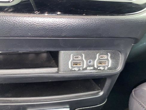 Used 2025 Chrysler Pacifica Select FWD image 13