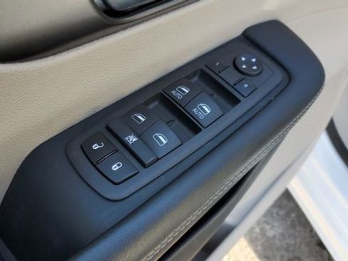 Certified 2024 Chrysler Pacifica Touring-L image 7