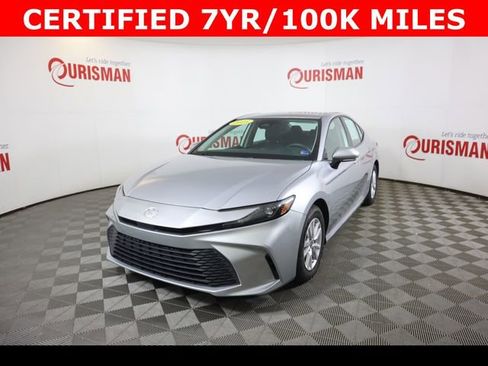 Used 2025 Toyota Camry LE image 3
