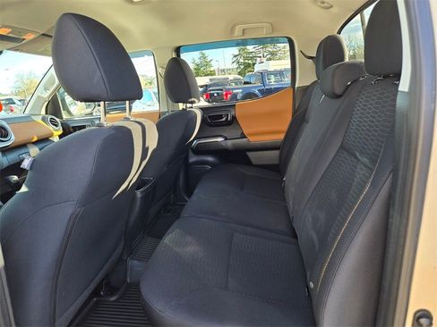 Used 2017 Toyota Tacoma 2WD Double Cab image 10