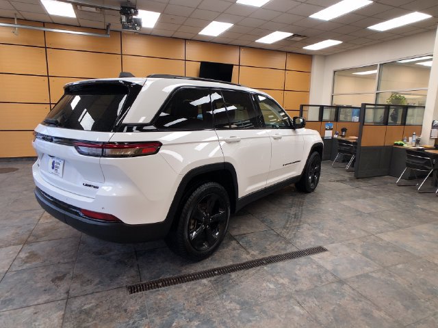 Used 2023 Jeep Grand Cherokee Limited w/ Black Appearance Package AWD/4WD image 7