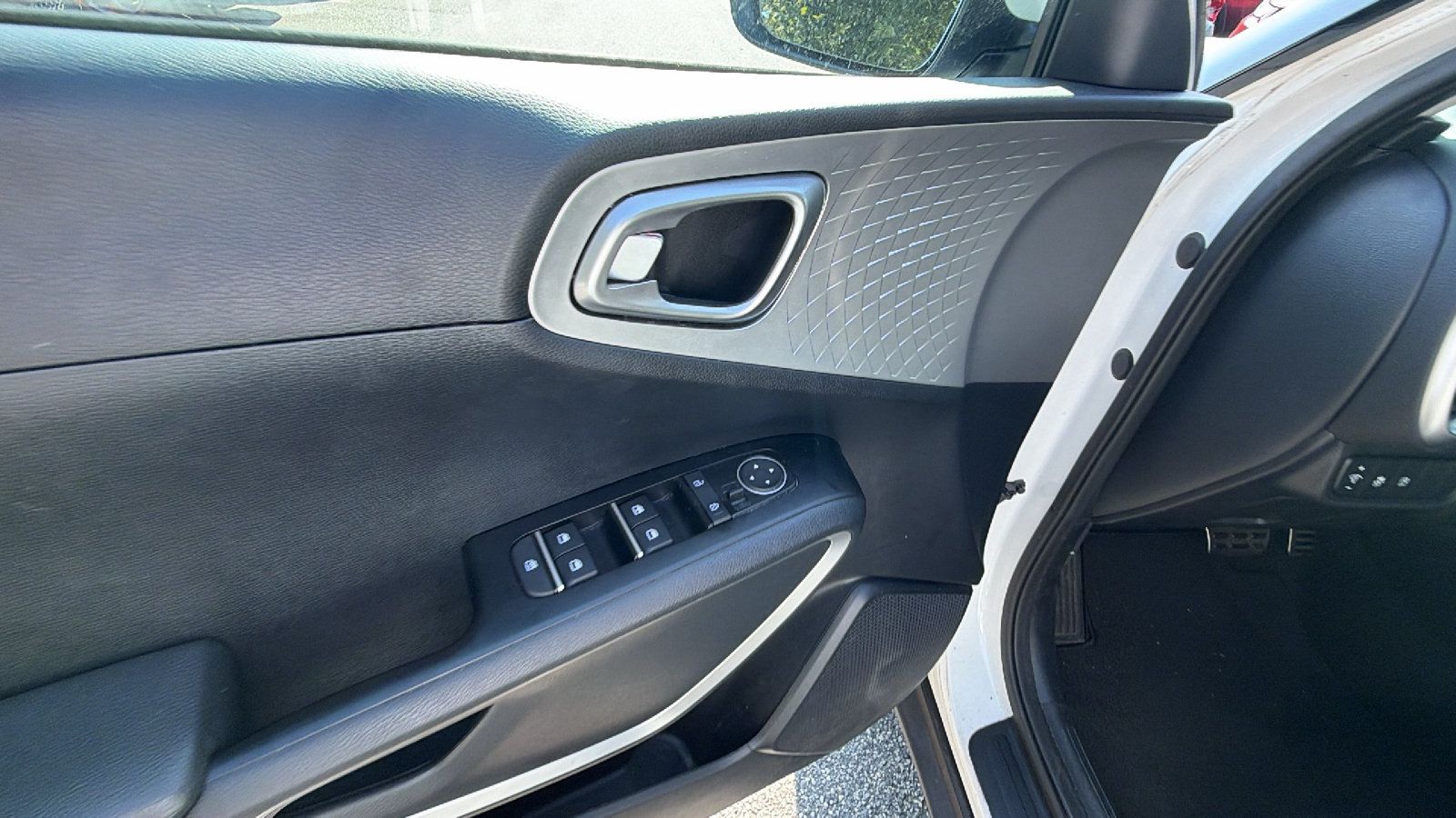 Used 2023 Kia Soul LX w/ LX Technology Package FWD image 15