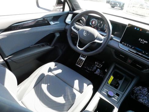 Certified 2025 Volkswagen Tiguan SE R-Line AWD/4WD image 9