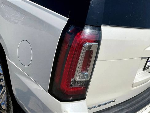 Used 2017 GMC Yukon SLT w/ Premium Edition AWD/4WD image 28