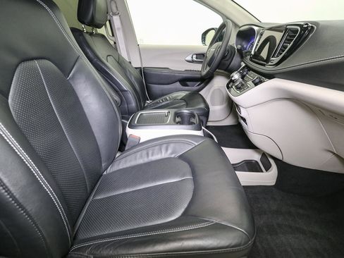 Used 2022 Chrysler Pacifica Touring-L image 20