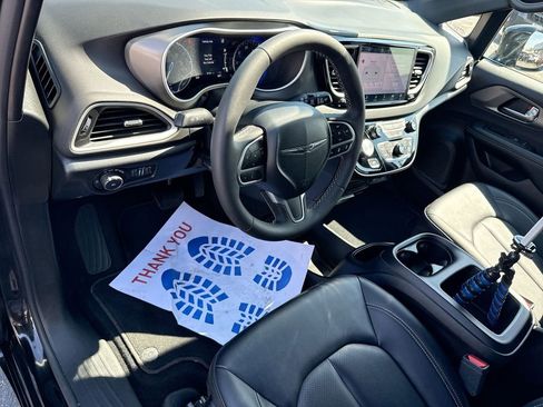 Used 2025 Chrysler Pacifica Select FWD image 12