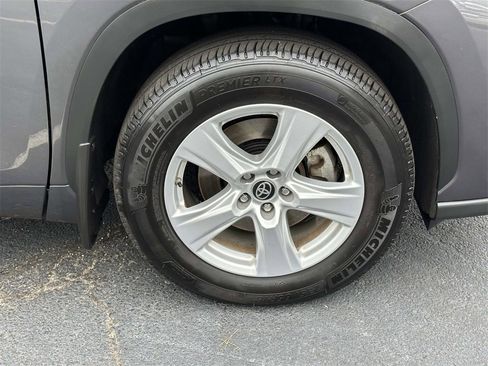 Used 2022 Toyota Highlander LE image 25