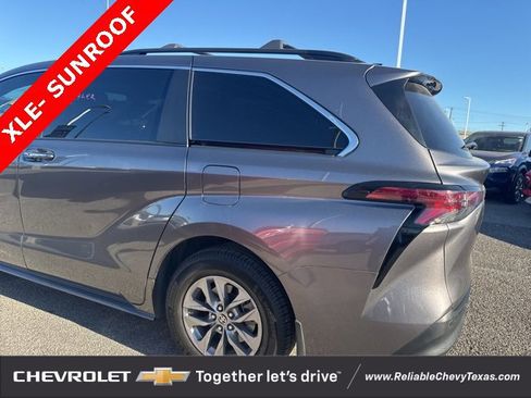 Used 2021 Toyota Sienna XLE image 6