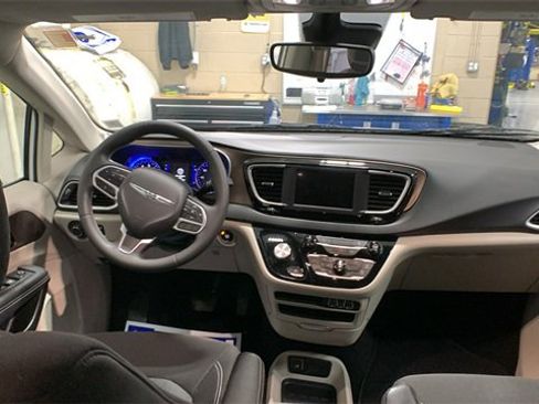 Used 2023 Chrysler Voyager LX image 16