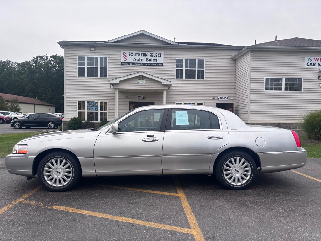 Used 2004 Lincoln Town Car Executive RWD image 1