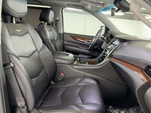 Used 2018 Cadillac Escalade Luxury image 31
