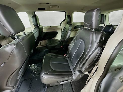 Certified 2024 Chrysler Pacifica Touring-L image 34