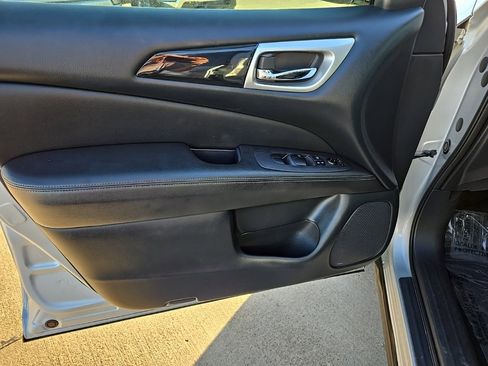 Used 2019 Nissan Pathfinder S image 11