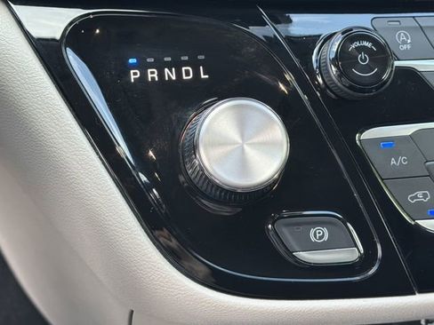 Used 2023 Chrysler Pacifica Touring-L FWD image 31