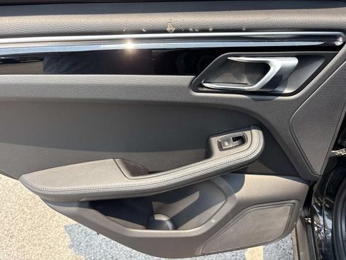 Used 2023 Porsche Macan AWD/4WD image 19
