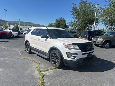 Used 2017 Ford Explorer XLT w/ Equipment Group 202A AWD/4WD image 2