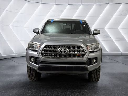 Used 2016 Toyota Tacoma TRD Off-Road w/ Premium & Technology Package AWD/4WD image 2