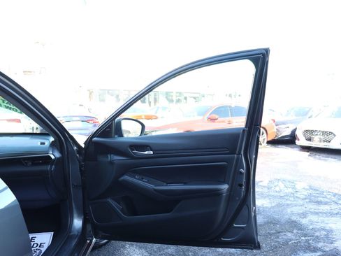 Used 2024 Nissan Altima 2.5 SV image 11