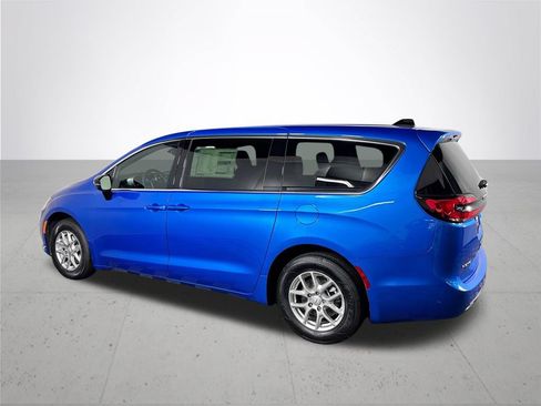 New 2026 Chrysler Pacifica Select FWD image 8
