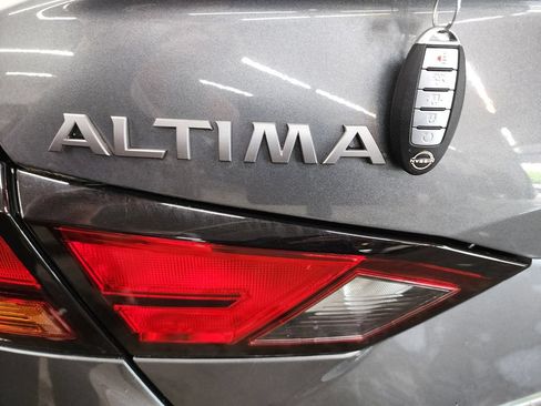 Used 2024 Nissan Altima 2.5 SV FWD image 40