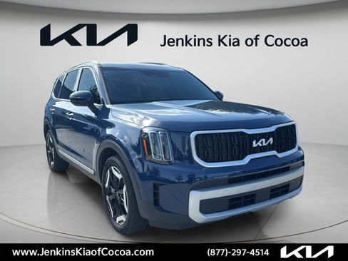 Used 2024 Kia Telluride EX w/ EX Captain's Chair Package AWD/4WD image 2