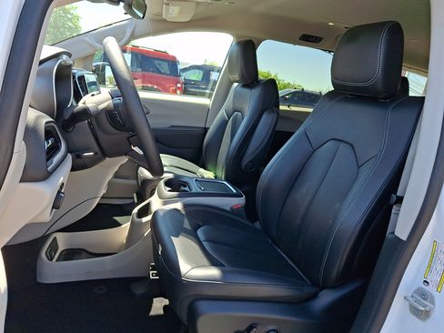 Used 2024 Chrysler Pacifica Touring-L FWD image 17