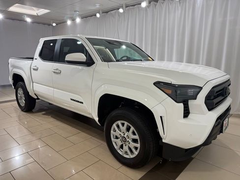 Certified 2025 Toyota Tacoma SR5 AWD/4WD image 7