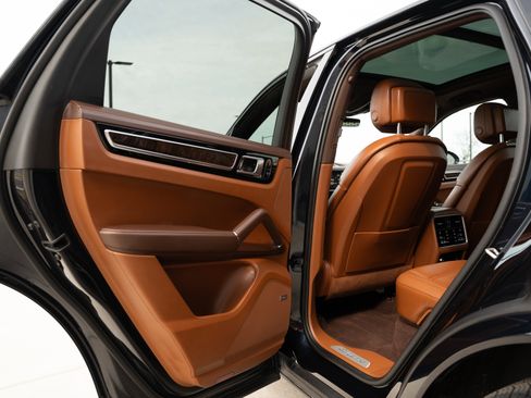 Used 2021 Porsche Cayenne image 30