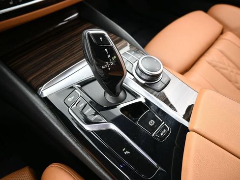 Used 2022 BMW 530i w/ Premium Package image 31