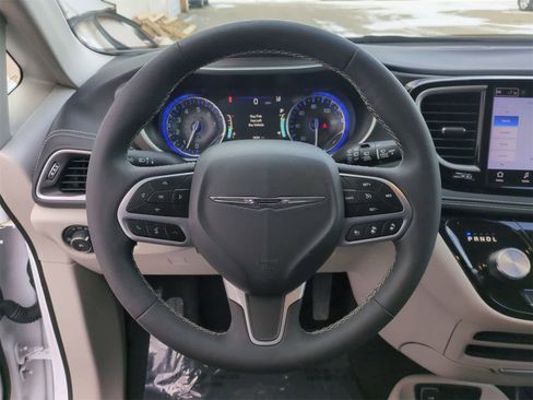 Used 2023 Chrysler Pacifica Touring-L image 22