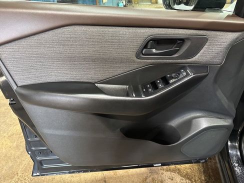 Used 2023 Nissan Rogue S image 12