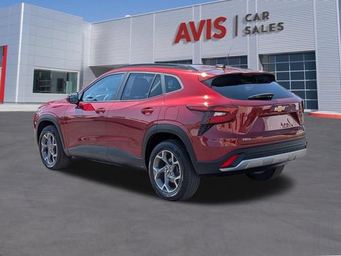 Used 2025 Chevrolet Trax LT w/ LT Convenience Package FWD image 9