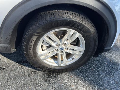 Used 2021 Ford Explorer XLT image 34