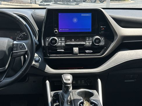 Used 2023 Toyota Highlander XLE AWD/4WD image 23