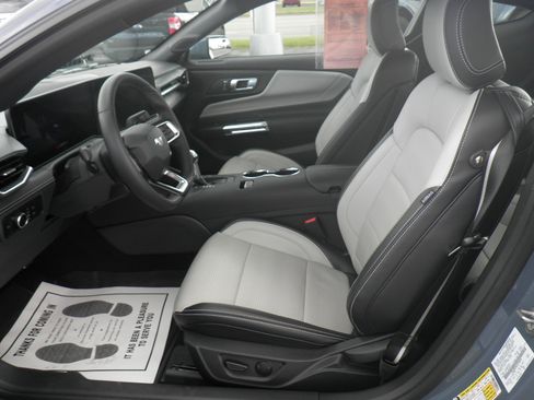 Used 2025 Ford Mustang Premium image 15