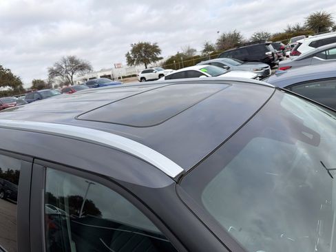 Used 2024 Toyota Highlander XLE image 4