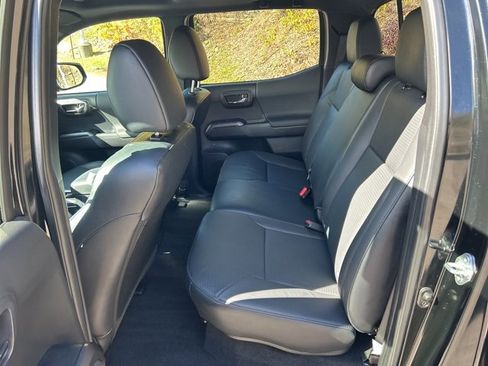 Used 2022 Toyota Tacoma TRD Off-Road image 15