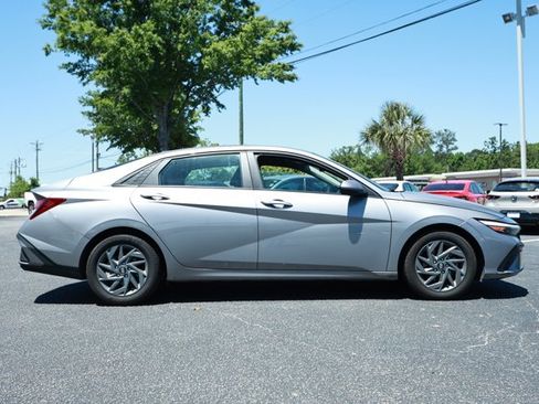 Used 2024 Hyundai Elantra SEL FWD image 4