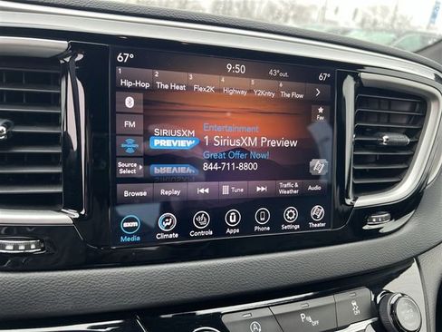 Used 2020 Chrysler Pacifica Touring-L image 14