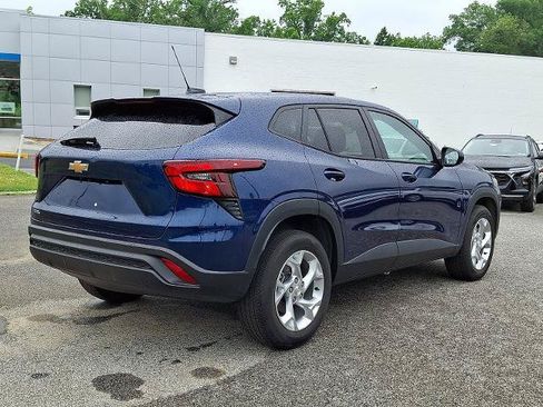Used 2024 Chevrolet Trax LS w/ LS Convenience Package FWD image 6